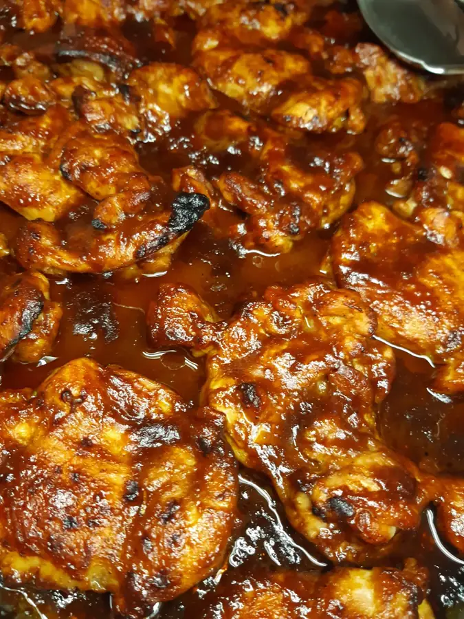 Barbecue-mártásban sült csirkefalatok