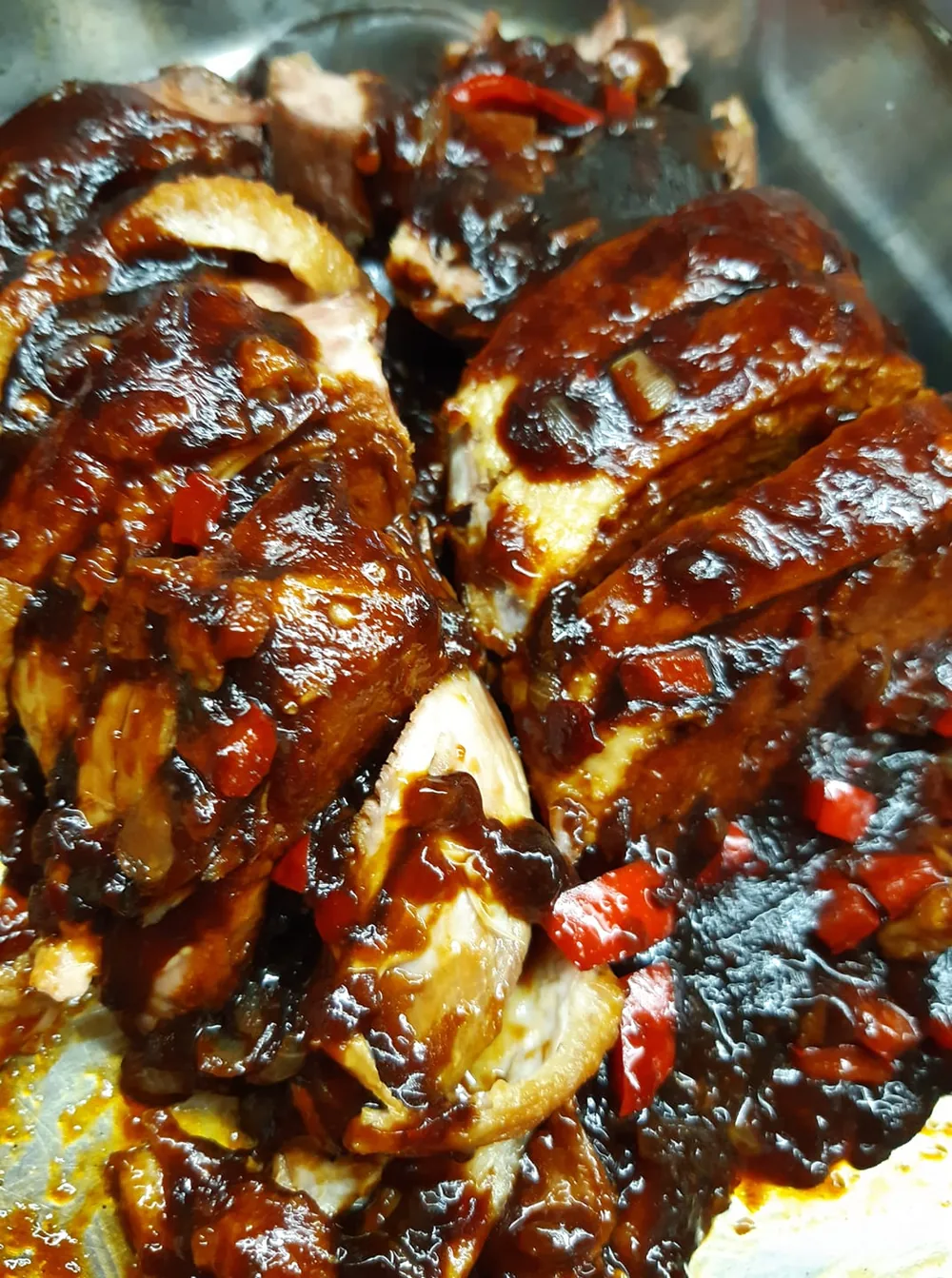 Grillezett csirkemell tálon