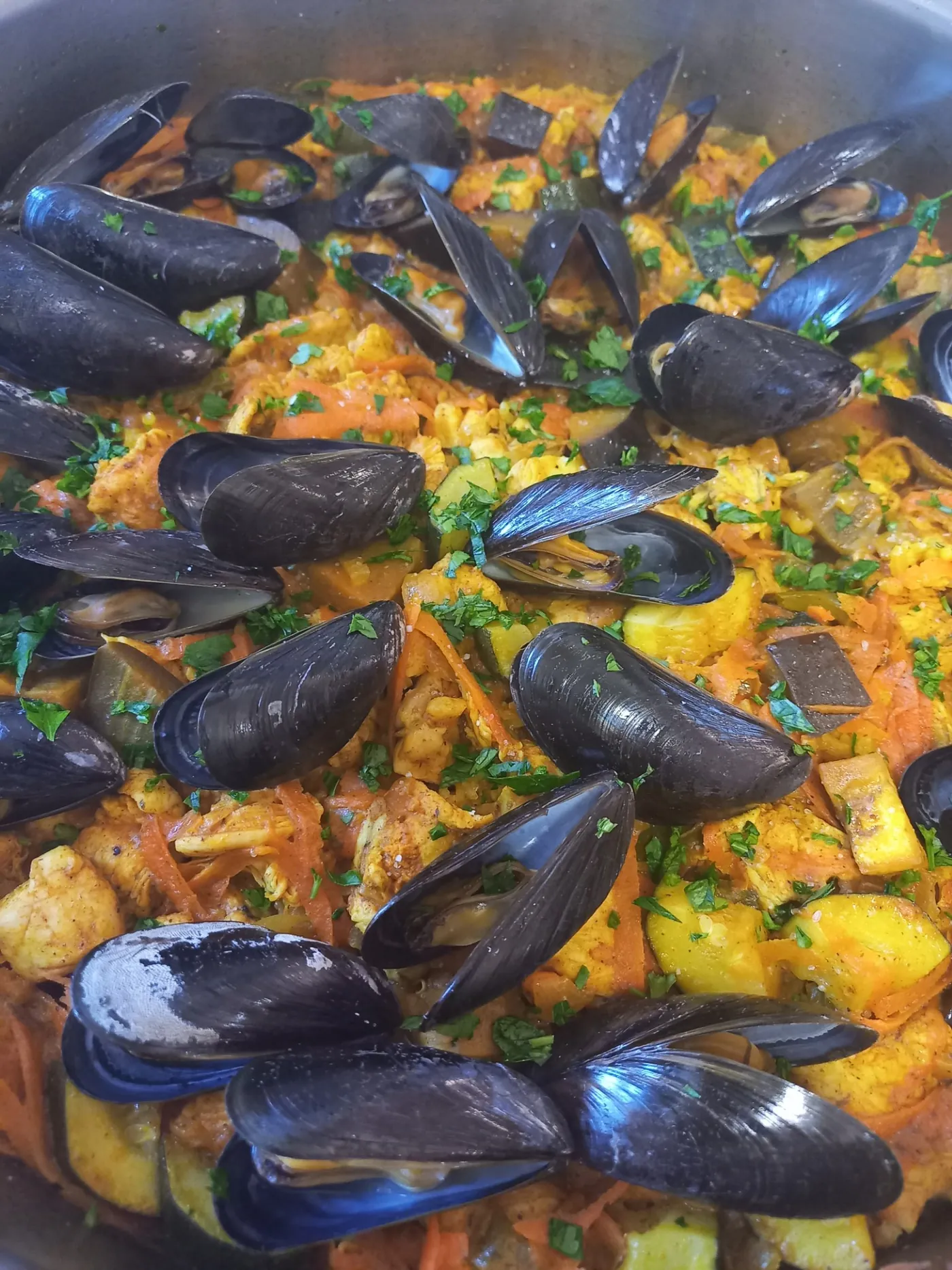 Paella kagylóval, csirkével és zöldségekkel