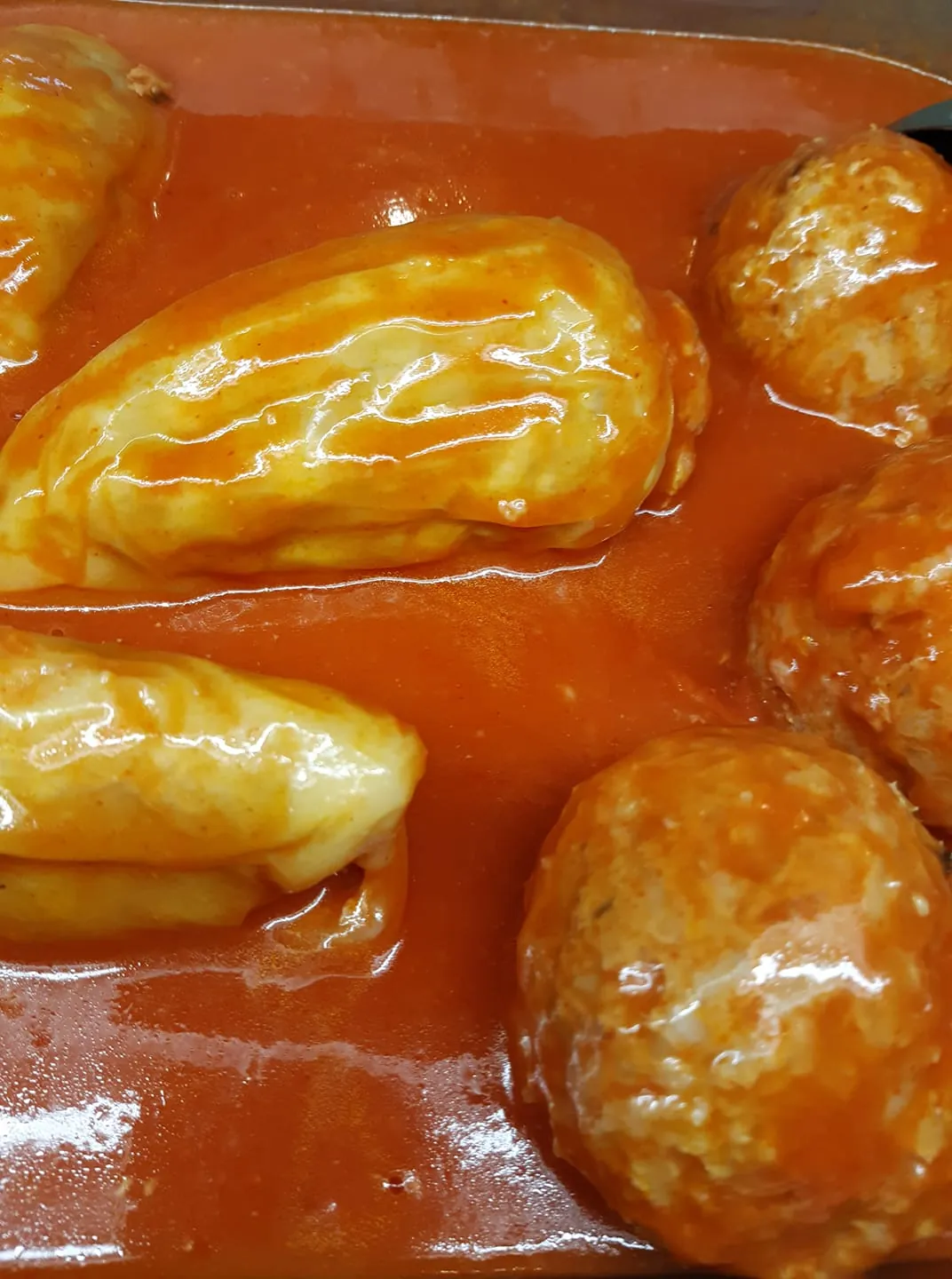Töltött paprika paradicsomos mártásban, frissen tálalva